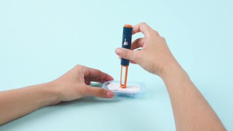 Filling the reservoir with insulin
